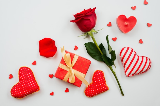 Hermosa flor rosa roja con corazones y caja de regalo