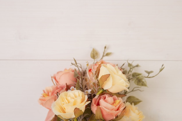 Hermosa flor sobre fondo de madera con romántico