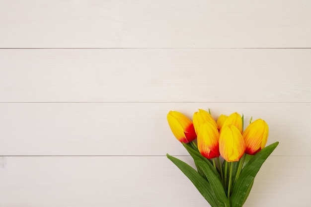 Hermosa flor de tulipán sobre fondo de madera con romántico