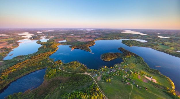 Hermosa foto aérea del lago bielorruso