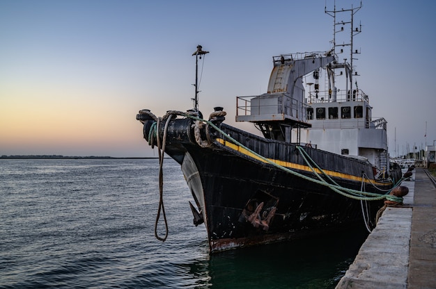 Hermosa foto de un barco al atardecer