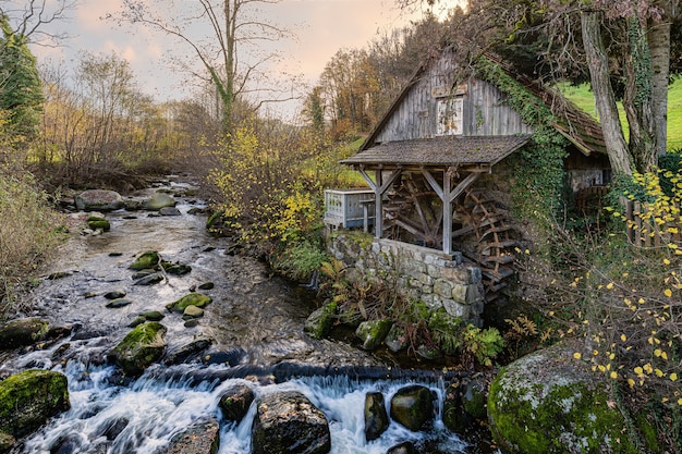 Hermosa foto de una cabaña de madera cerca de un río en las montañas de la Selva Negra, Alemania