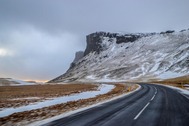 Hermosa foto de una carretera en medio de un paisaje en Islandia