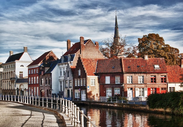 Hermosa foto de casas antiguas a lo largo de un canal en Bruegge Bélgica