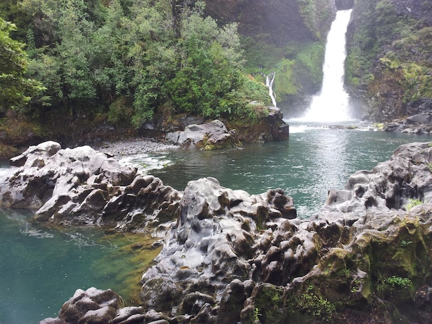 Una hermosa foto de una cascada en el parque Huilo Huilo