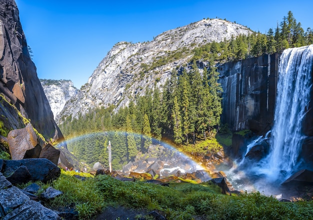 Hermosa foto de la cascada Vernal Falls del Parque Nacional Yosemite en los Estados Unidos