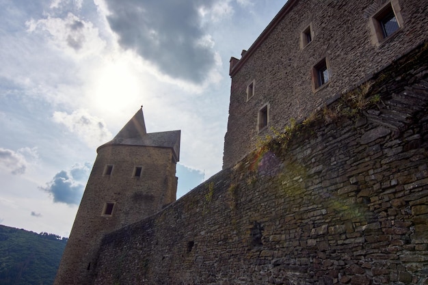 Una hermosa foto del castillo de Bourscheid, Luxemburgo