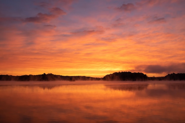 Hermosa foto de los cielos rojizos durante la puesta de sol en un río