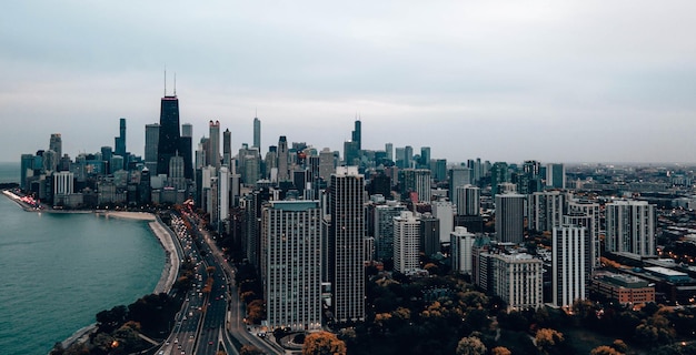 Hermosa foto de la ciudad de Chicago bajo el cielo nublado.