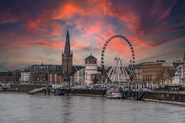 Hermosa foto del horizonte de Düsseldorf al atardecer