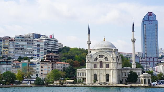 Hermosa foto de la mezquita de Dolmabahce en Turquía