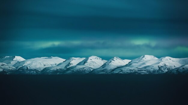 Una hermosa foto de montañas nevadas con un cielo azul oscuro