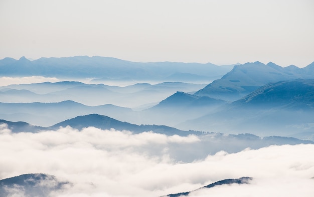 Hermosa foto de montañas y nubes