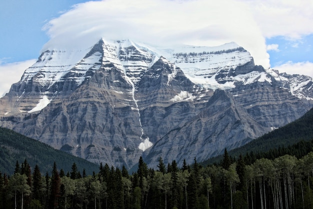 Hermosa foto de un monte Robson en Canadá