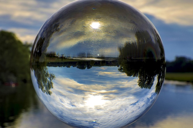 Hermosa foto de la naturaleza y el reflejo del lago dentro de la bola de cristal