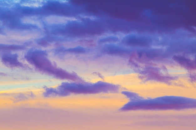 Hermosa foto de nubes moradas al atardecer