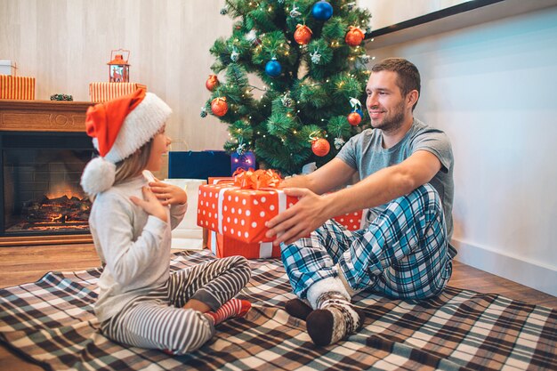 Hermosa foto de padre dando un regalo a su hija.