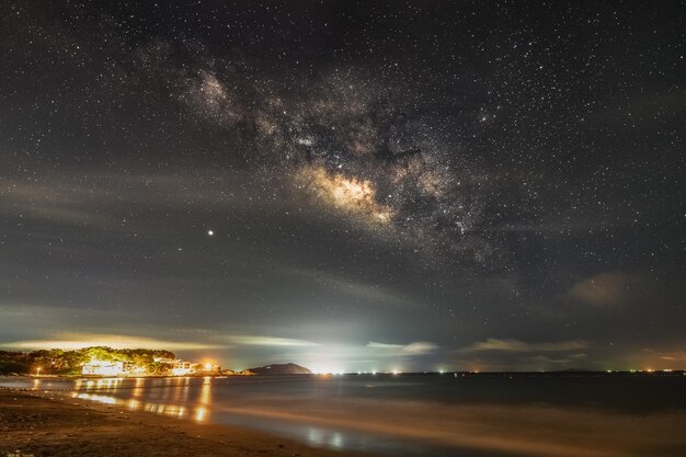 Hermosa foto de un paisaje estrellado desde Hong Kong