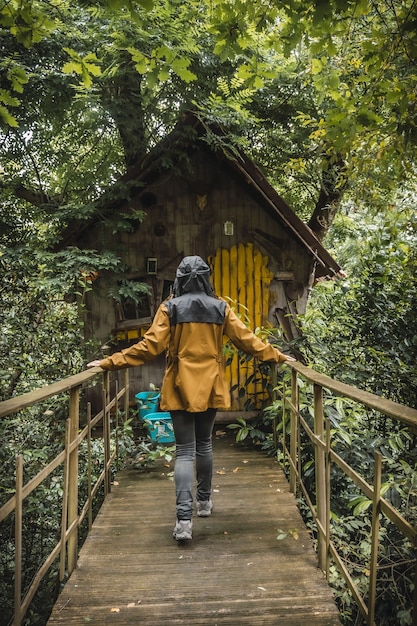 Hermosa foto de una pareja en un viaje de trekking