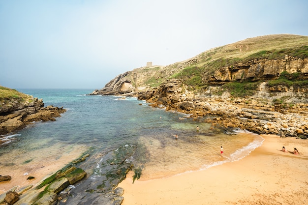 Hermosa foto de la playa de Santa Justa en Cantabria, ESPAÑA