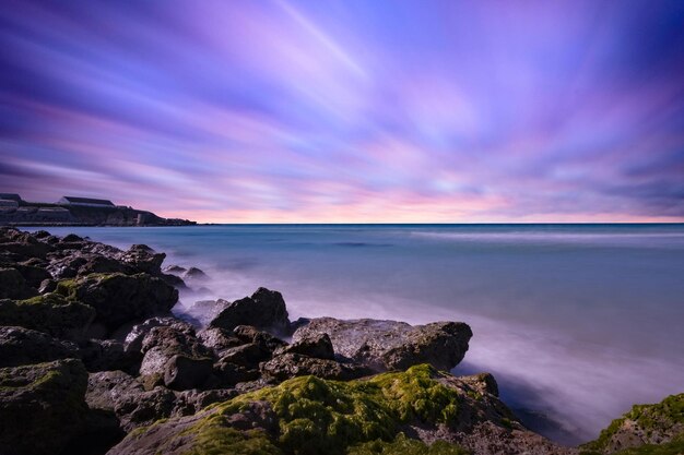 Hermosa foto de una puesta de sol púrpura sobre el mar