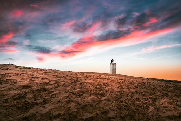 Hermosa foto de un punto de referencia en una playa bajo el cielo rosa y azul