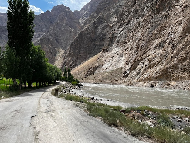 Foto la hermosa foto con el río y las montañas de pamir.