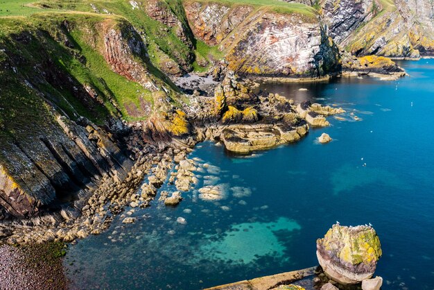 Hermosa foto de la ruta costera de St Abbs en Escocia