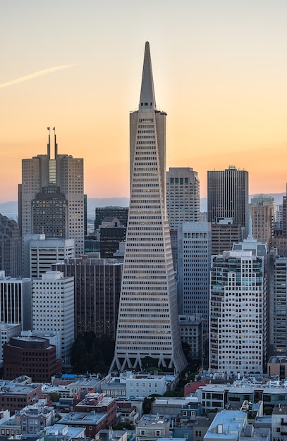 Hermosa fotografía del centro de San Francisco atardecer