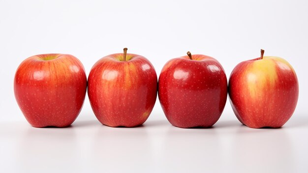 Una hermosa fotografía de cuatro manzanas frescas