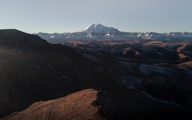 Hermosa fotografía de la montaña Elbrus. Clima otoñal, viajes por la naturaleza en Rusia. Escénicos soleados al aire libre.