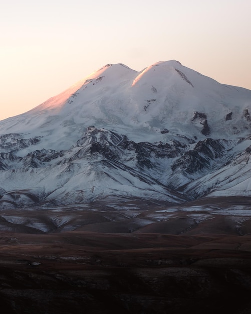 Hermosa fotografía de la montaña nevada Elbrus. Clima otoñal, viajes por la naturaleza en Rusia. Escénicos soleados al aire libre.