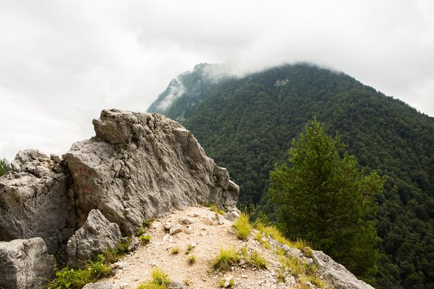 Una hermosa fotografía de paisaje con el antiguo pueblo Usghuli en las montañas del Cáucaso en Georgia