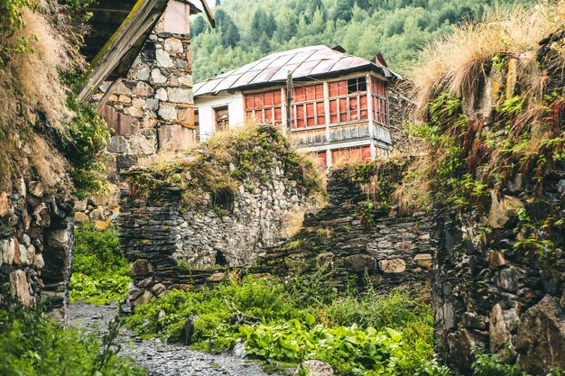 Una hermosa fotografía de paisaje con el antiguo pueblo Usghuli en las montañas del Cáucaso en Georgia