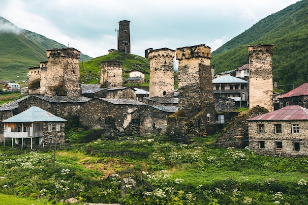 Una hermosa fotografía de paisaje con el antiguo pueblo Usghuli en las montañas del Cáucaso en Georgia