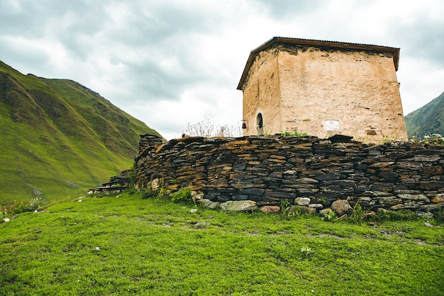 Una hermosa fotografía de paisaje con el antiguo pueblo Usghuli en las montañas del Cáucaso en Georgia