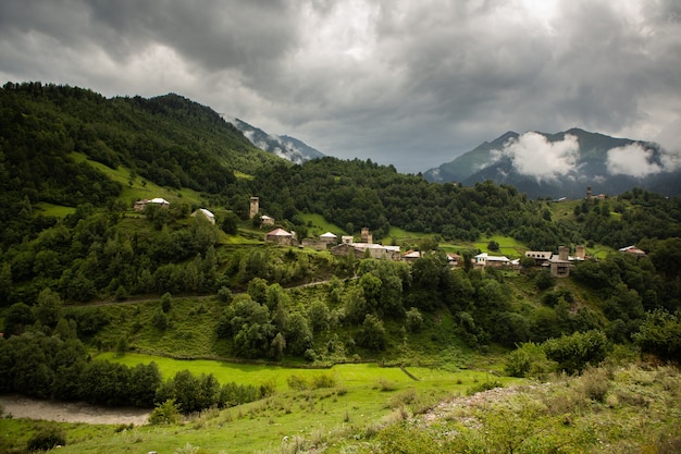 Una hermosa fotografía de paisaje con el antiguo pueblo Usghuli en las montañas del Cáucaso en Georgia