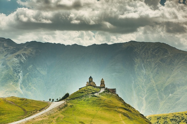 Una hermosa fotografía de paisaje con las montañas del Cáucaso en Georgia