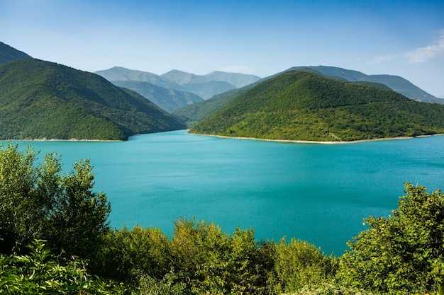 Una hermosa fotografía de paisaje con las montañas del Cáucaso en Georgia