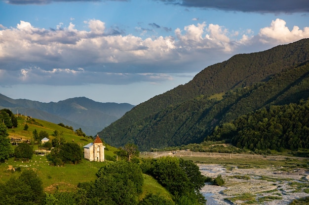 Una hermosa fotografía de paisaje con las montañas del Cáucaso en Georgia