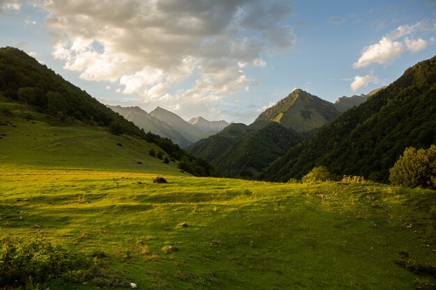 Una hermosa fotografía de paisaje con las montañas del Cáucaso en Georgia