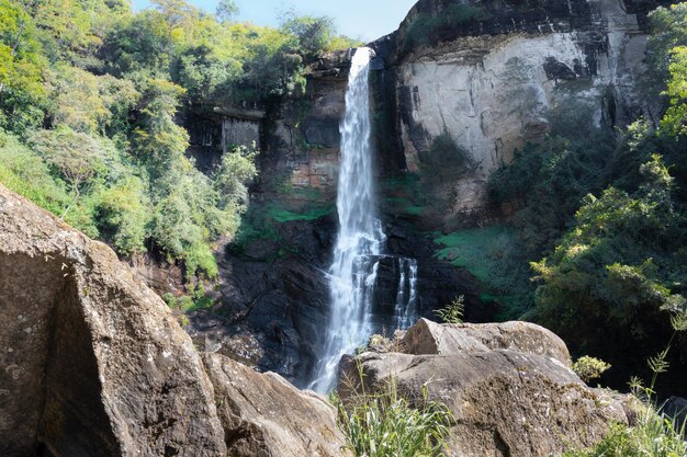 Hermosa fotografía de paisaje de Ramboda Falls También se conoce con el nombre de Puna Ella Una poderosa corriente de agua que cae a través de la alta montaña rocosa