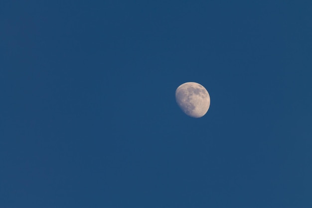 Una hermosa fotografía de primer plano de la luna curvada en la que vemos más de la mitad del satélite.