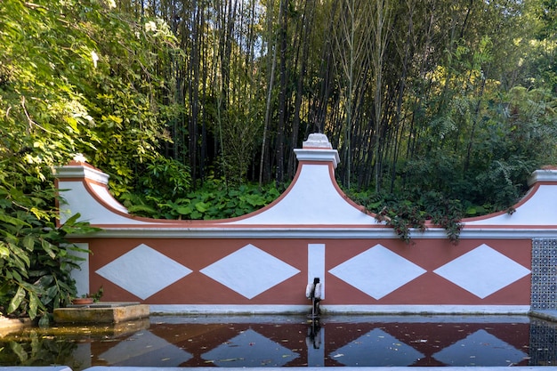 Hermosa fuente de azulejo romántico