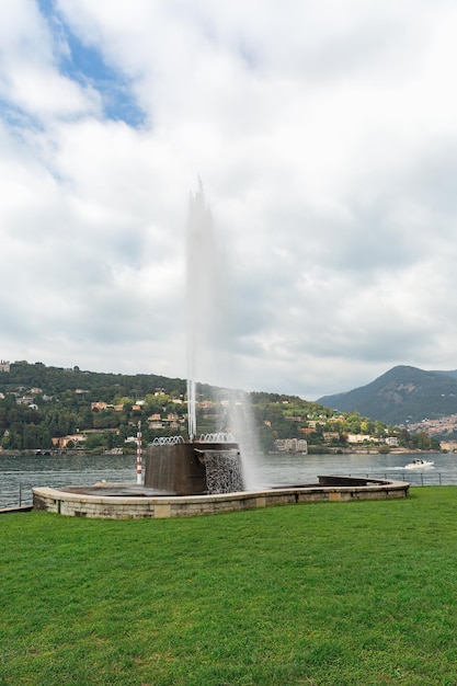 Hermosa fuente en el lago Como Italia