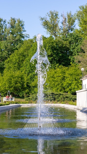 hermosa fuente en el parque de la ciudad