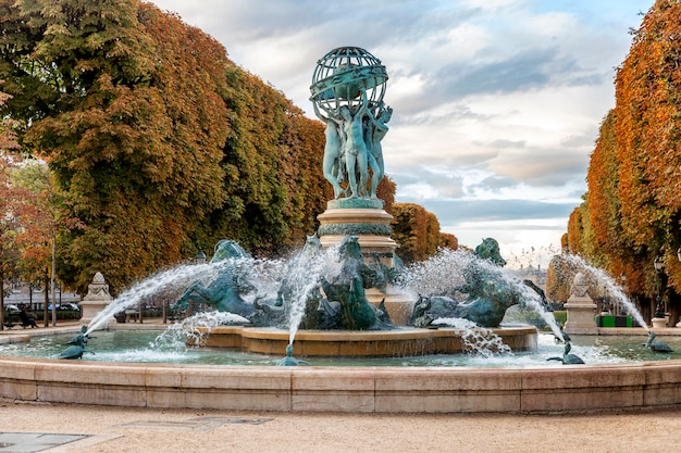 Hermosa fuente en el parque otoño de París.