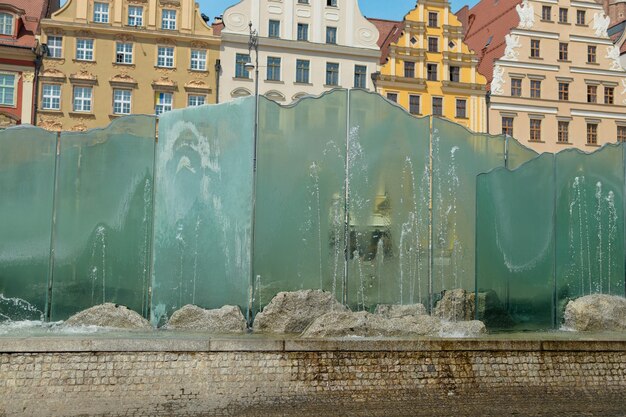 hermosa fuente de vidrio de Wroclaw en la plaza del mercado en el calor del verano foto de alta calidad