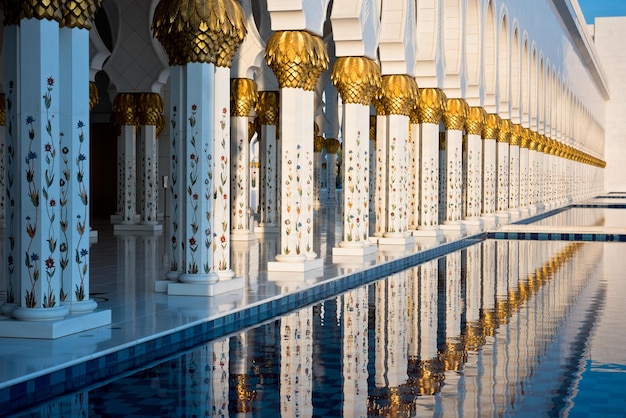 Hermosa galería de la famosa Mezquita Blanca Sheikh Zayed en Abu Dhabi, Emiratos Árabes Unidos. Reflexiones