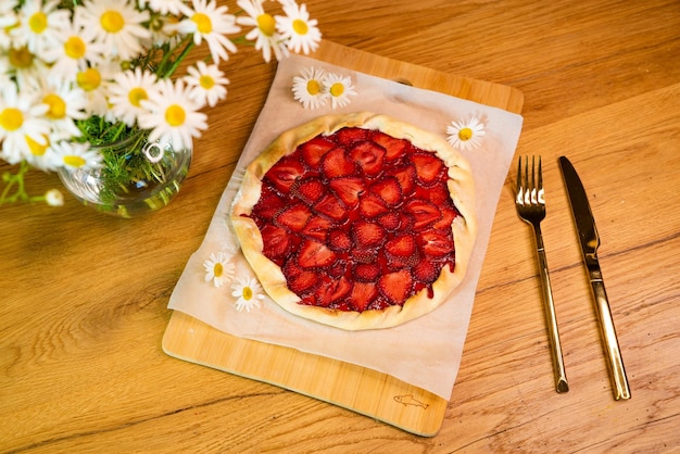 Una hermosa galeta de fresas en la mesa.